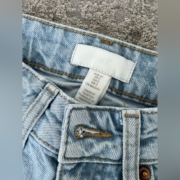 H&M Straight Leg Lightwash Jeans - Picture 2 of 3